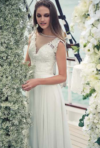 beautiful bride with flowers on royal albatross