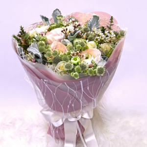 ROYAL ALBATROSS GIFT RANUNCULUS BOUQUET