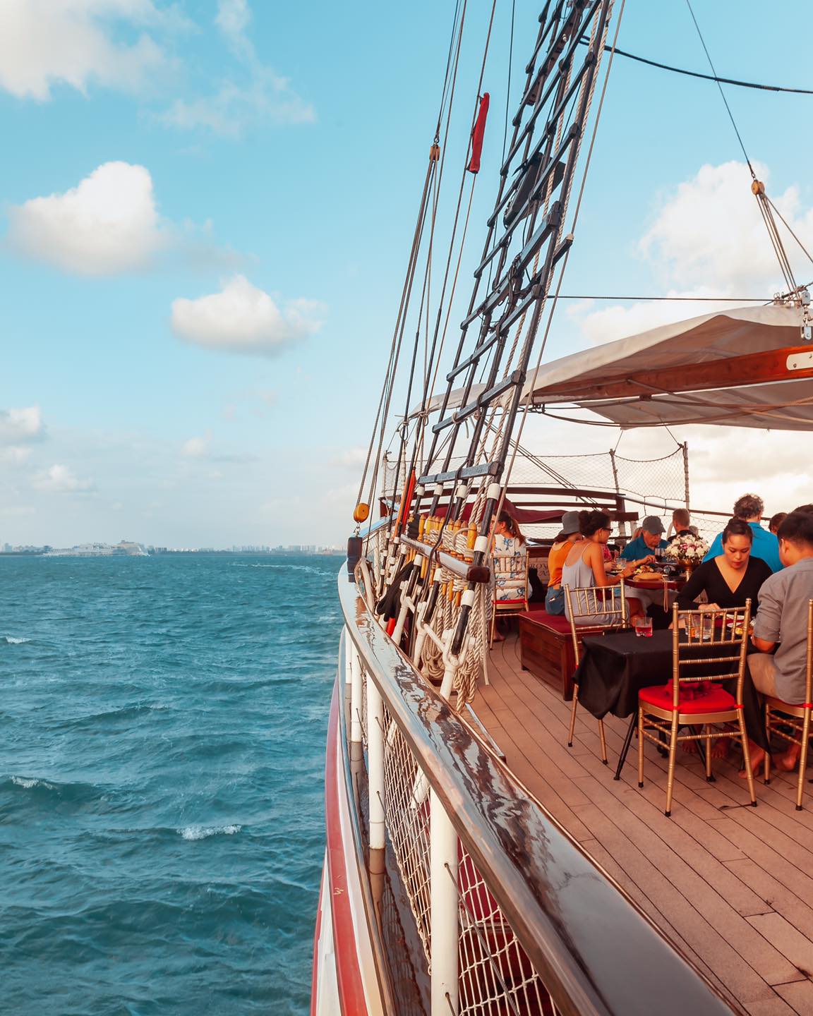 breakfast-cruise-table