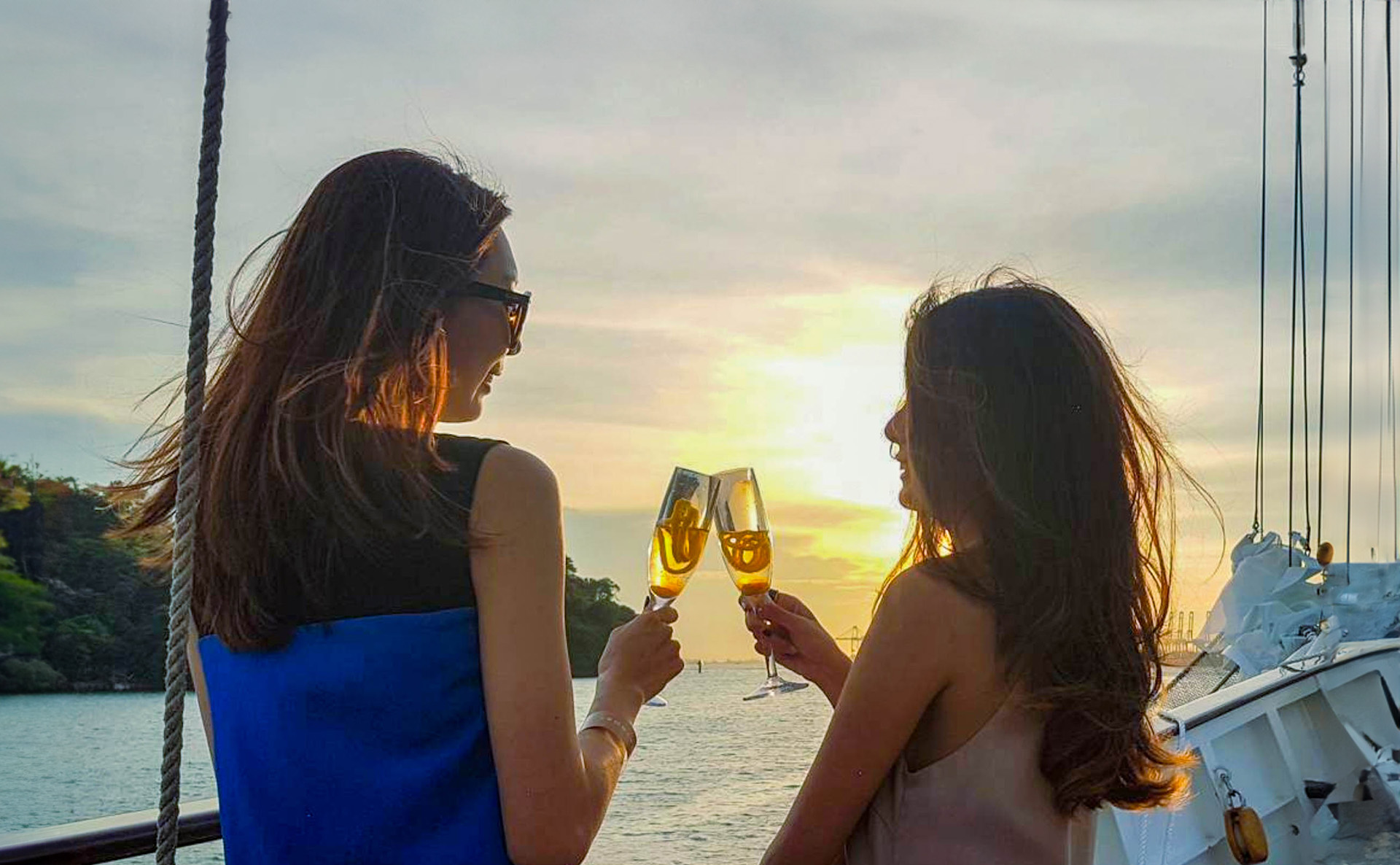 fine dining etiquette for a romantic dinner cruise-toasting